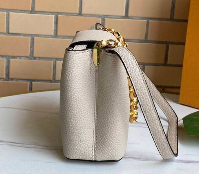 L0vis Vvtt0n Capucines Mini Chain Bag In Beige