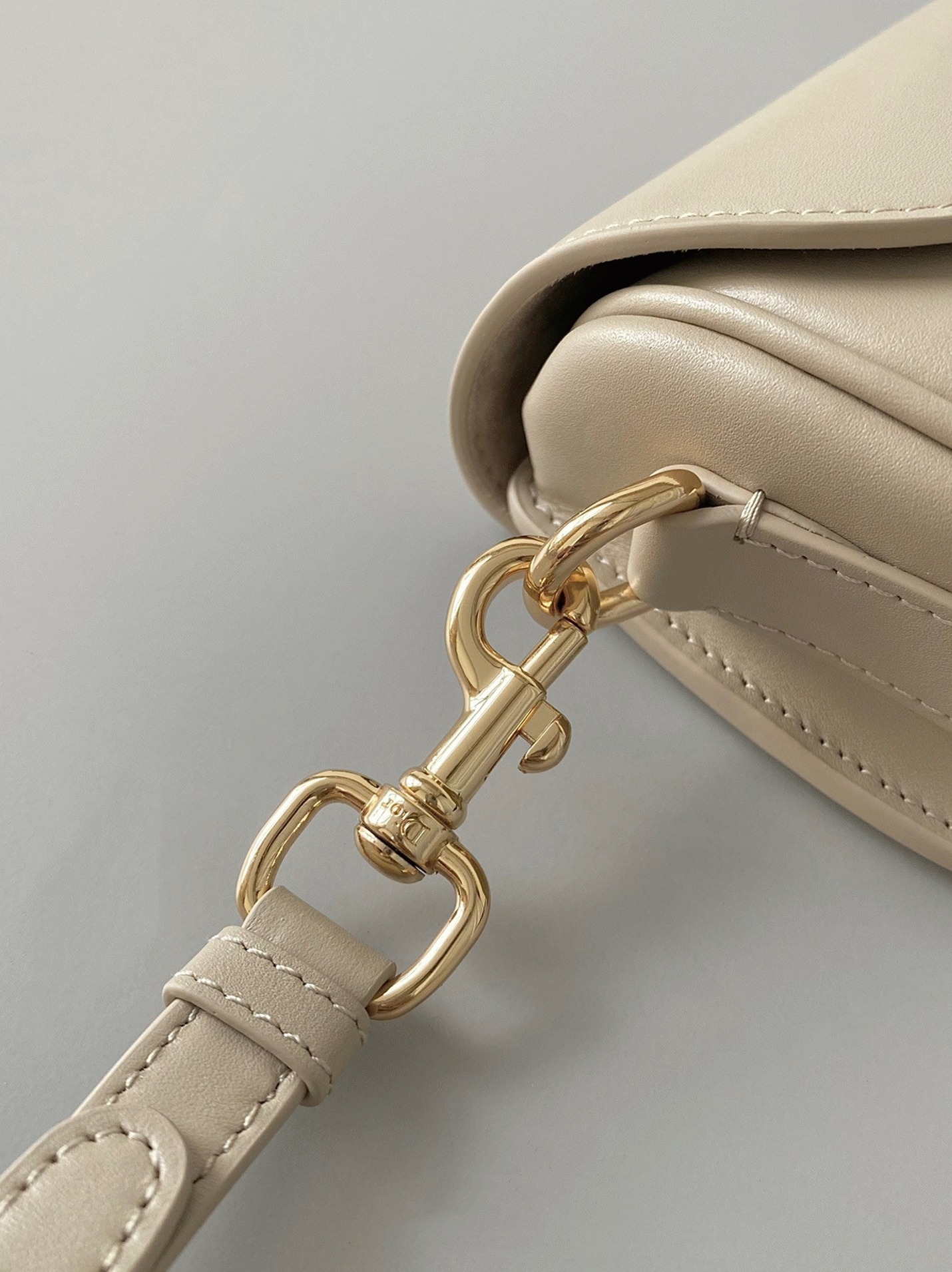 D10r Bobby East-West Bag Replica in Beige