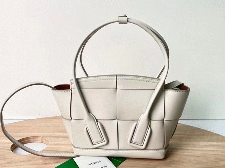 Top Quality Fake B0tt*ga Ven*ta Arco Mini Bag In White