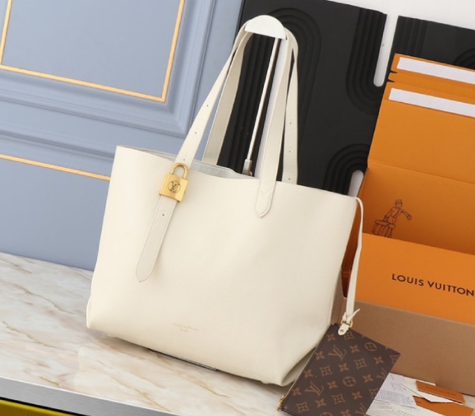 L0vis Vvtt0n Low Key Cabas MM Bag In Quartz White