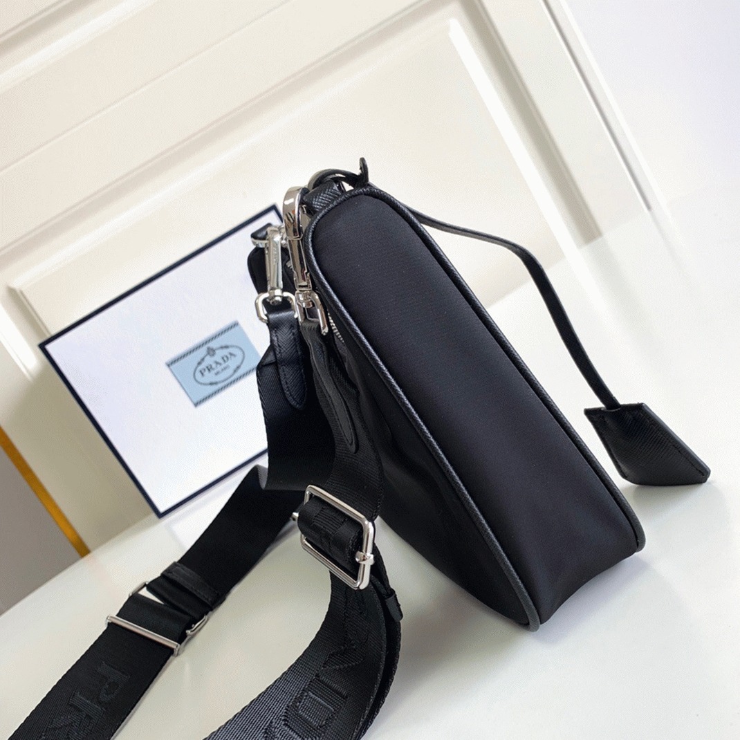 Pra*a Re-Edition Shoulder Bag Fake in Black