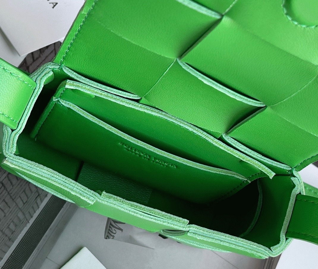 Top Quality Replica B0tt*ga Ven*ta Candy Cassette Bag In Parakeet