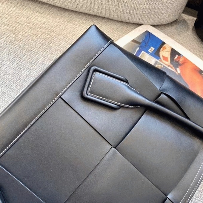 Top Quality Replica B0tt*ga Ven*ta Arco Medium Bag In Black Intrecciato Calfskin