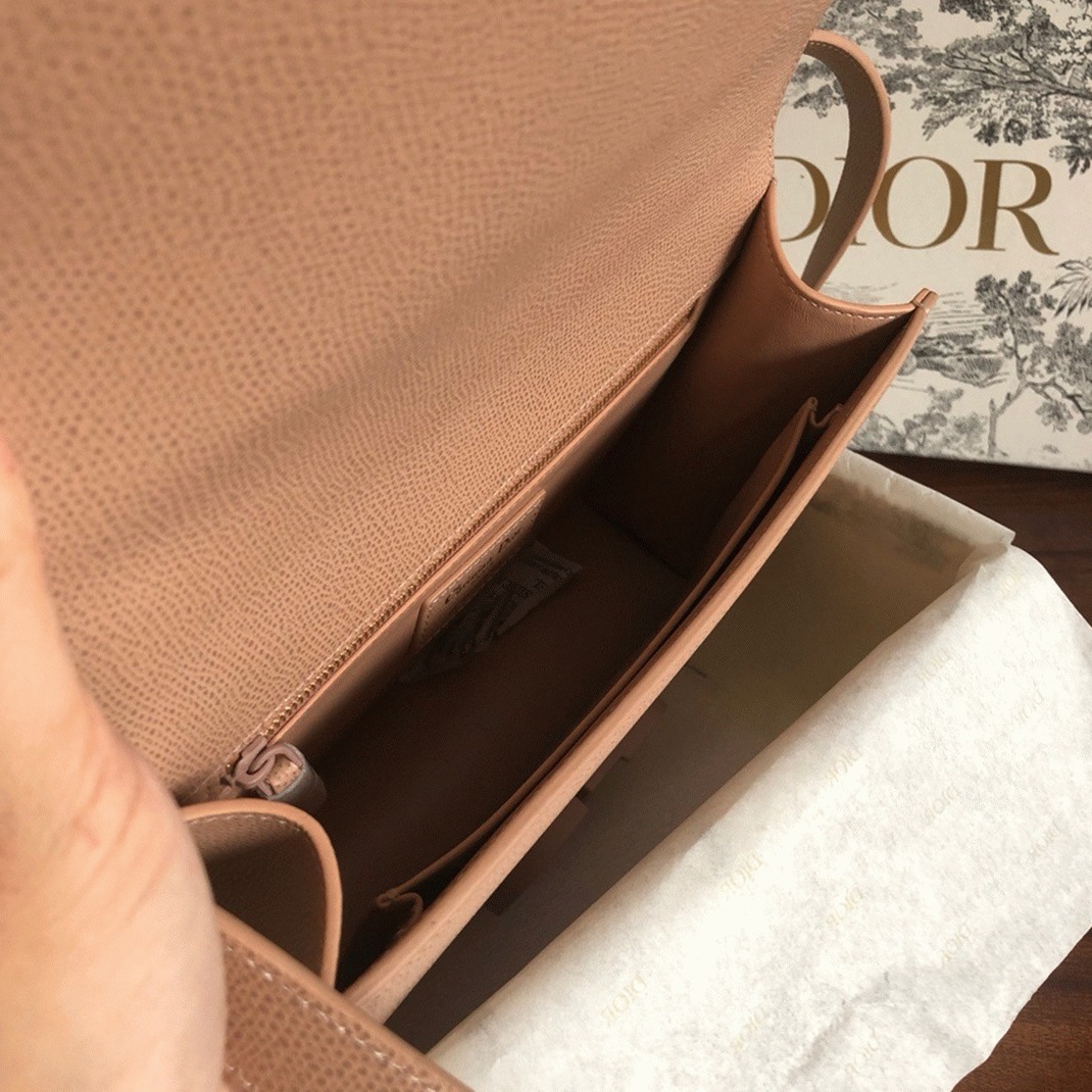 D10r 30 Montaigne Medium Bag Replica in Poudre Ultramatte Grained Calfskin