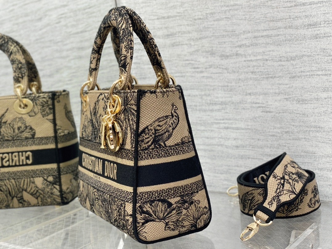 D10r Lady D-Lite Medium Bag Fake in Beige Toile de Jouy Voyage Embroidery
