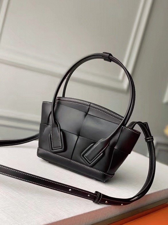 Top Quality Replica B0tt*ga Ven*ta Arco Mini Bag In Black