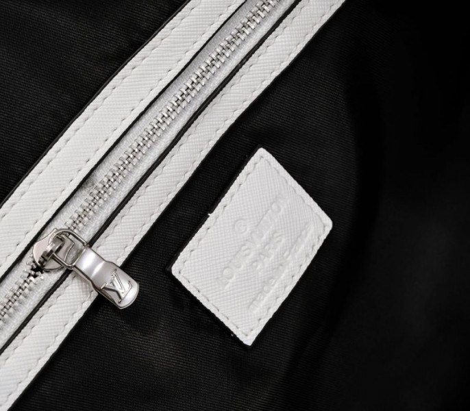L0vis Vvtt0n Taiga Leather Keepall Bandouliere 50 Travel Bag In White