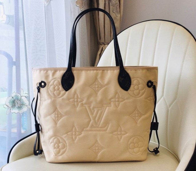 L0vis Vvtt0n Econyl Regenerated Nylon Neverfull MM Tote In Cream
