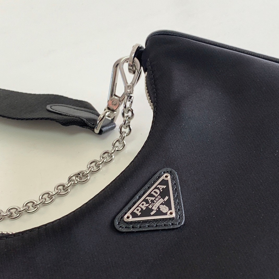 Pra*a Re-Edition Shoulder Bag Fake in Black