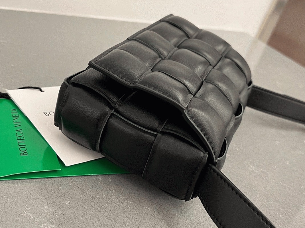 Knockoff B0tt*ga Ven*ta Small Padded Cassette Bag Black