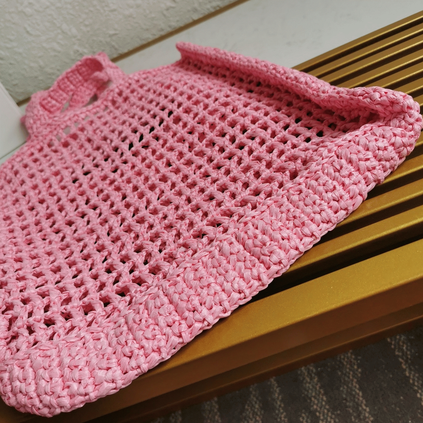 Pra*a Small Tote Bag Imitation in Pink Woven Raffia