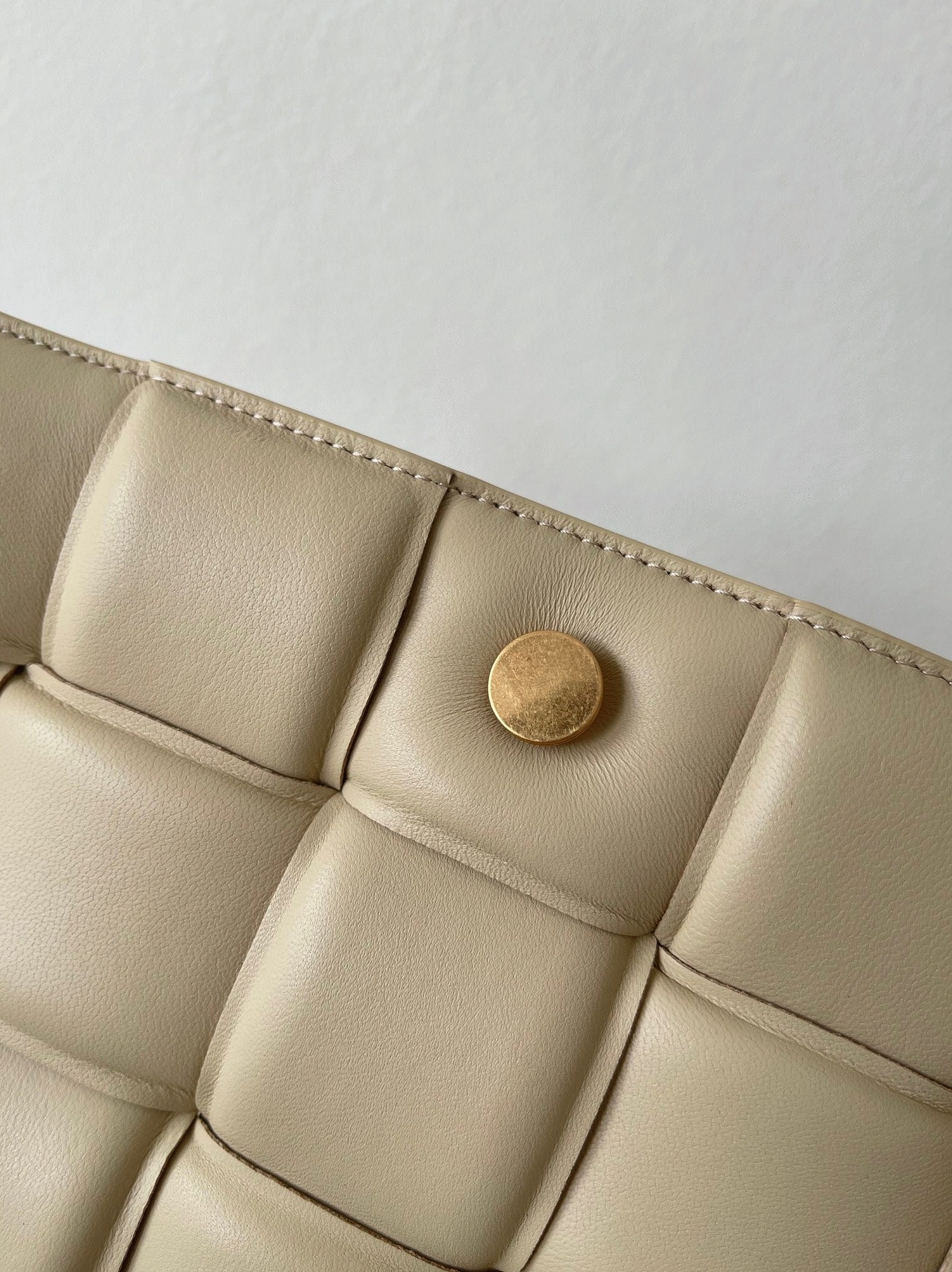Top Quality Faux B0tt*ga Ven*ta Chain Cassette Bag In Porridge