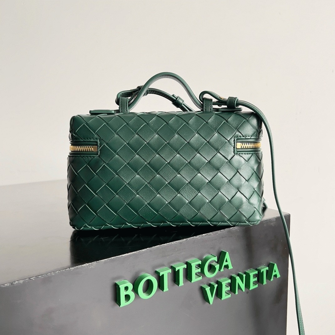 Fake B0tt*ga Ven*ta Bang Bang Vanity Case Green