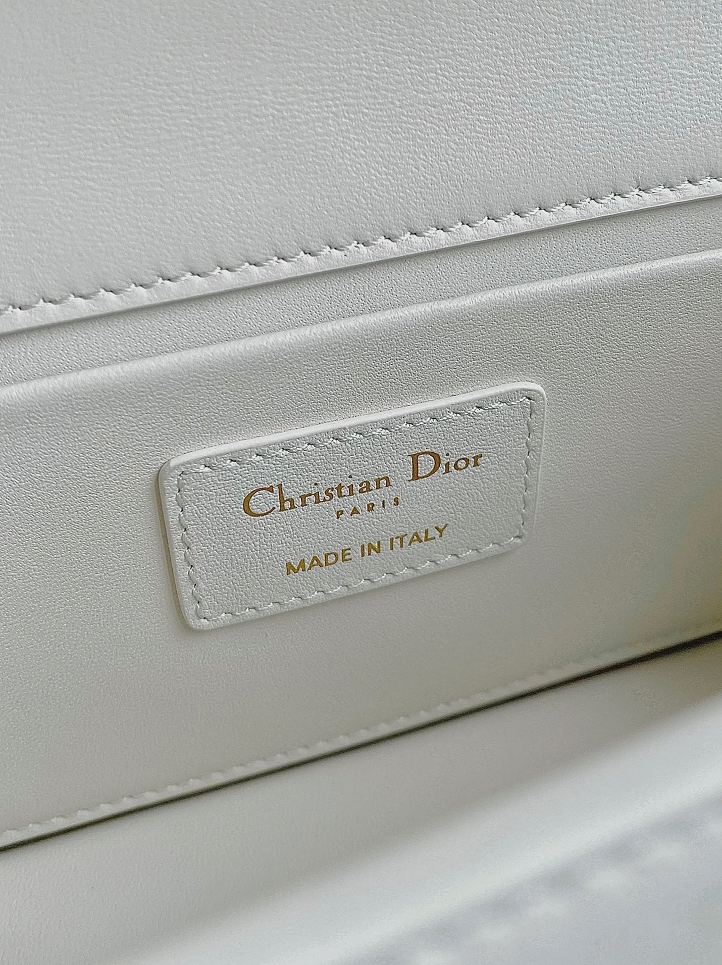 D10r 30 Montaigne East-West Bag with Chain Fake in White Calfskin