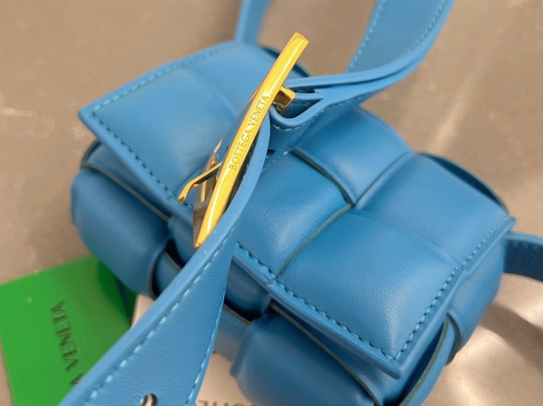 Top Quality Fake B0tt*ga Ven*ta Candy Padded Cassette Bag In Pool