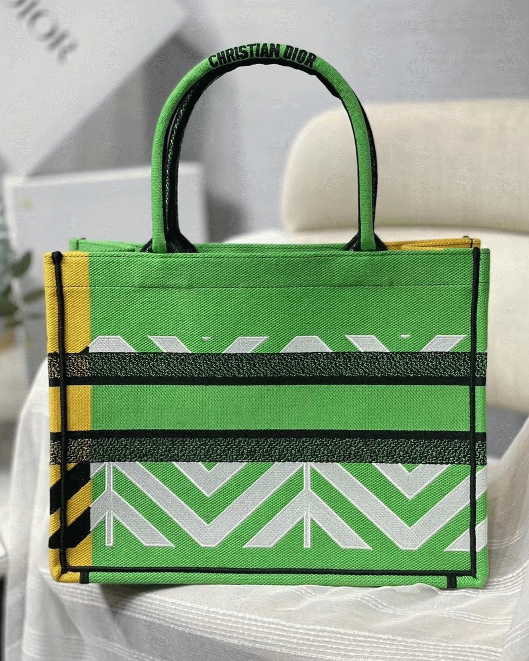 D10r Medium Book Tote Bag Faux in Green D-Jungle Pop Embroidery