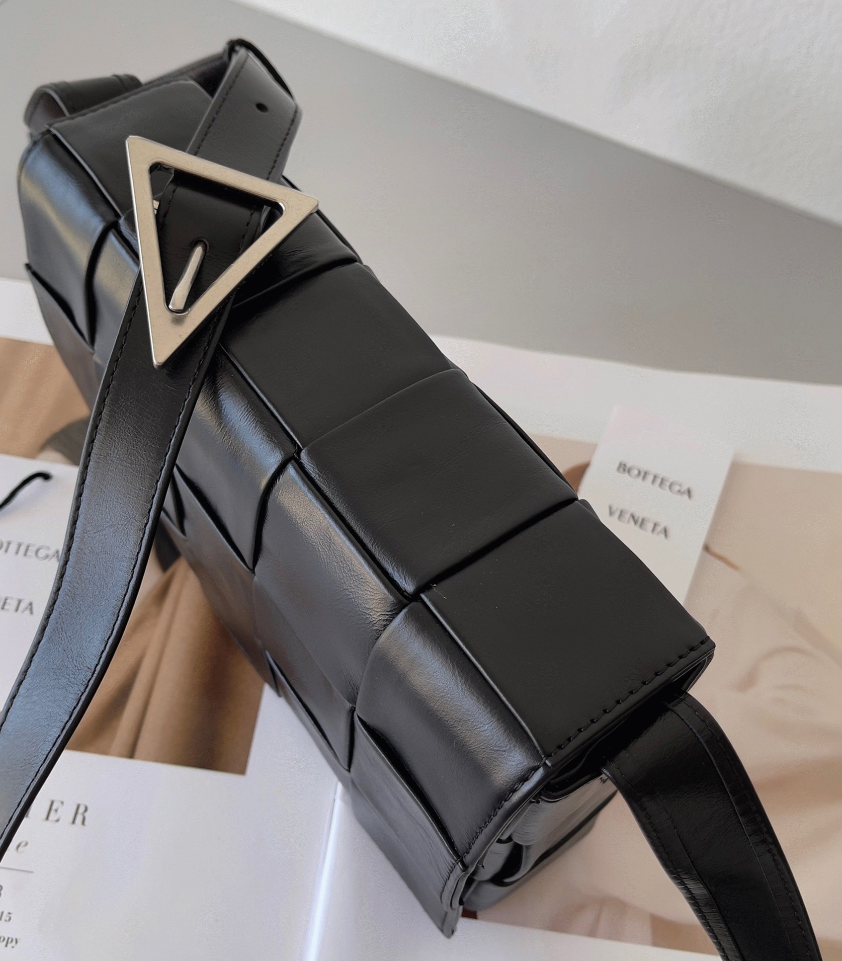 Top Quality Replica B0tt*ga Ven*ta Cassette Bag In Black