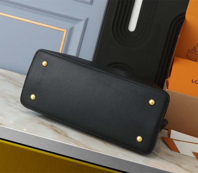L0vis Vvtt0n Capucines GM Souple Handbag In Black