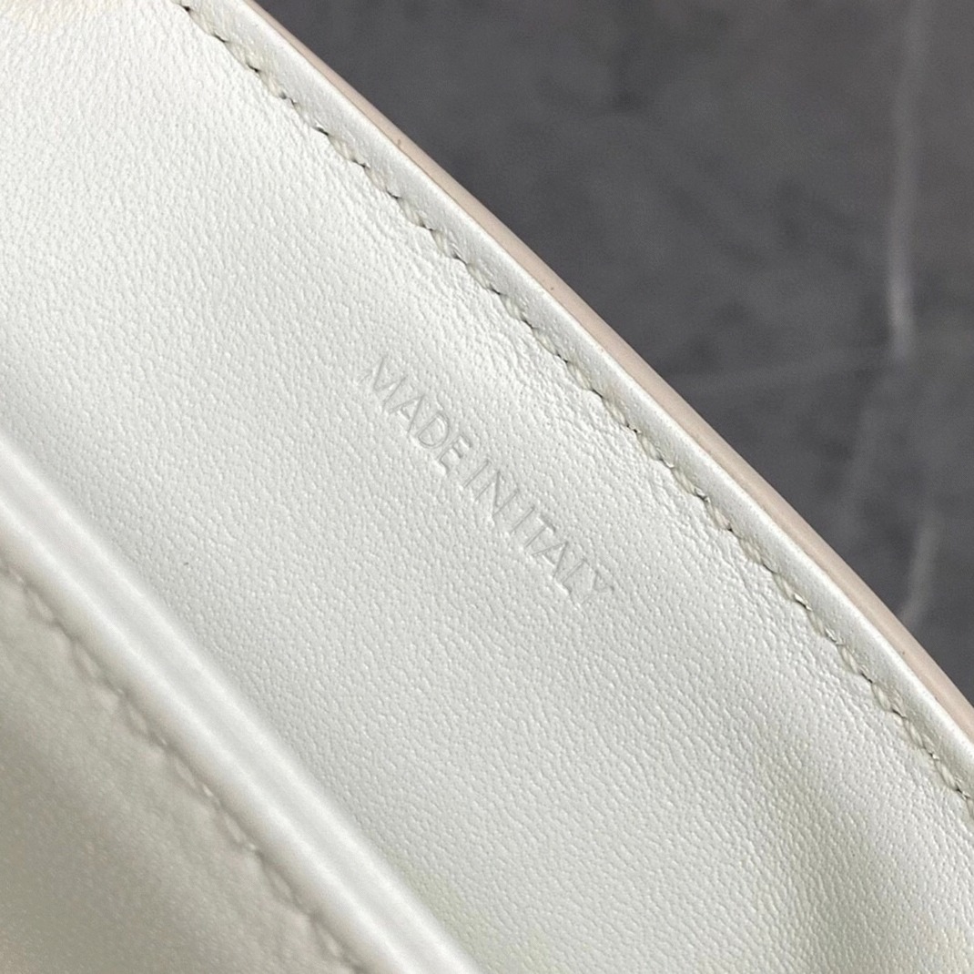 Top Quality Fake Ce1i*e Triomphe Teen Bag In White