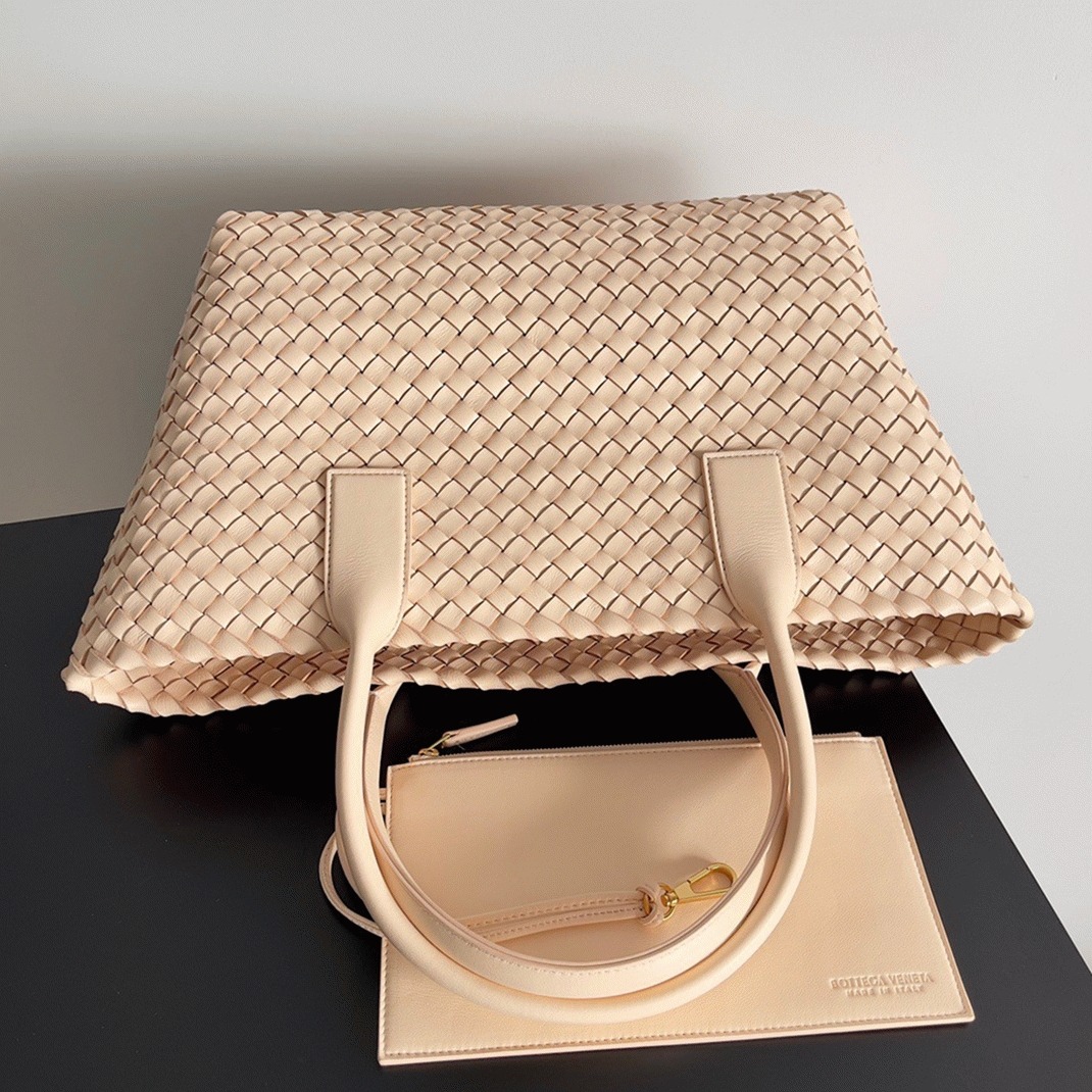 Top Quality Faux B0tt*ga Ven*ta Cabat Medium Bag In Melon Intrecciato Lambskin