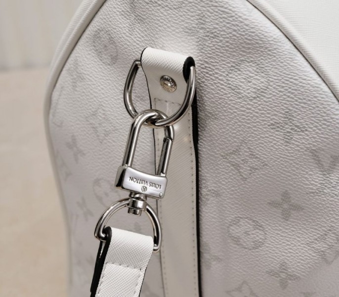 L0vis Vvtt0n Taiga Leather Keepall Bandouliere 50 Travel Bag In White