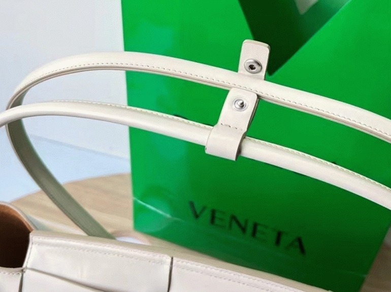 Top Quality Fake B0tt*ga Ven*ta Arco Medium Bag In White Intrecciato Calfskin