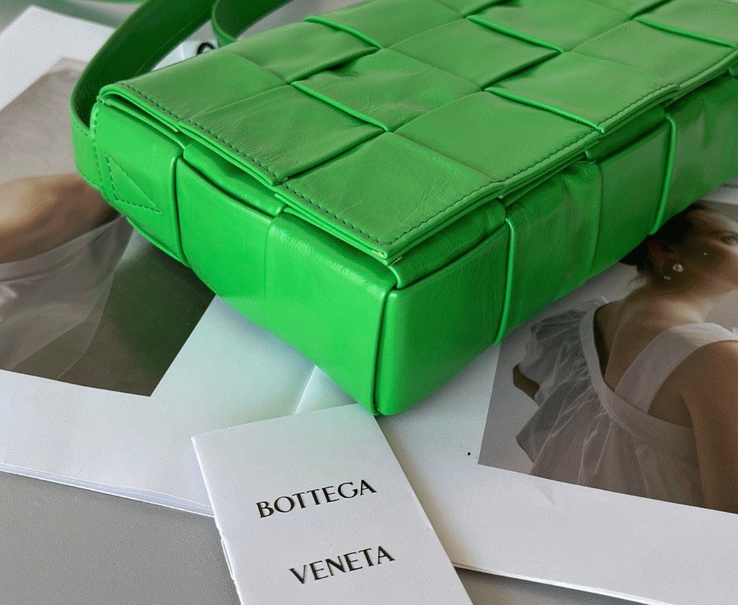 Top Quality Fake B0tt*ga Ven*ta Cassette Bag In Parakeet