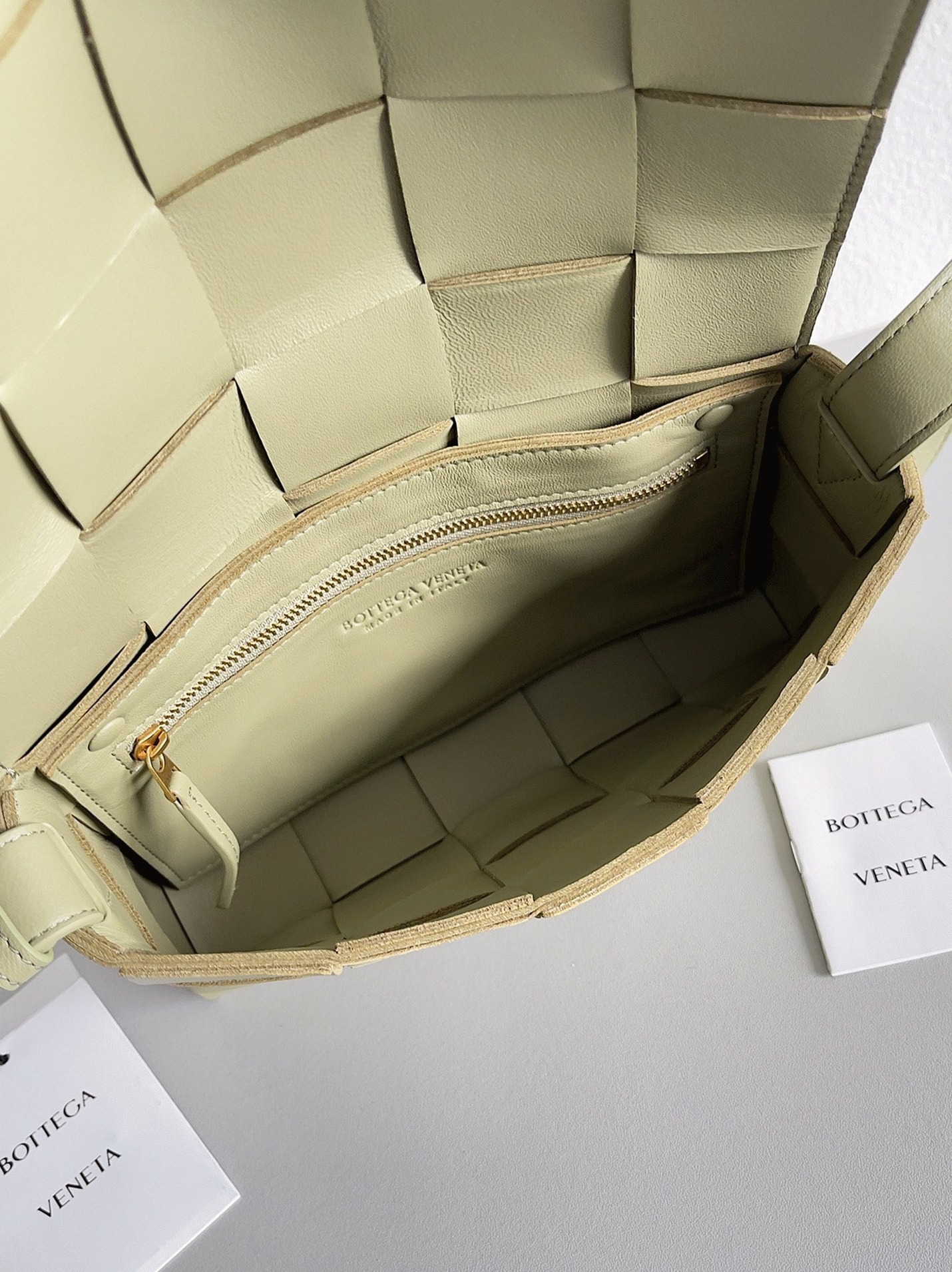 Top Quality Fake B0tt*ga Ven*ta Cassett Bag In Travertine