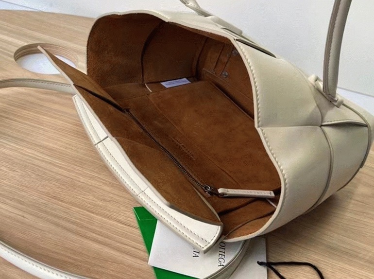 Top Quality Replica B0tt*ga Ven*ta Arco Small Bag In White Intrecciato Leather