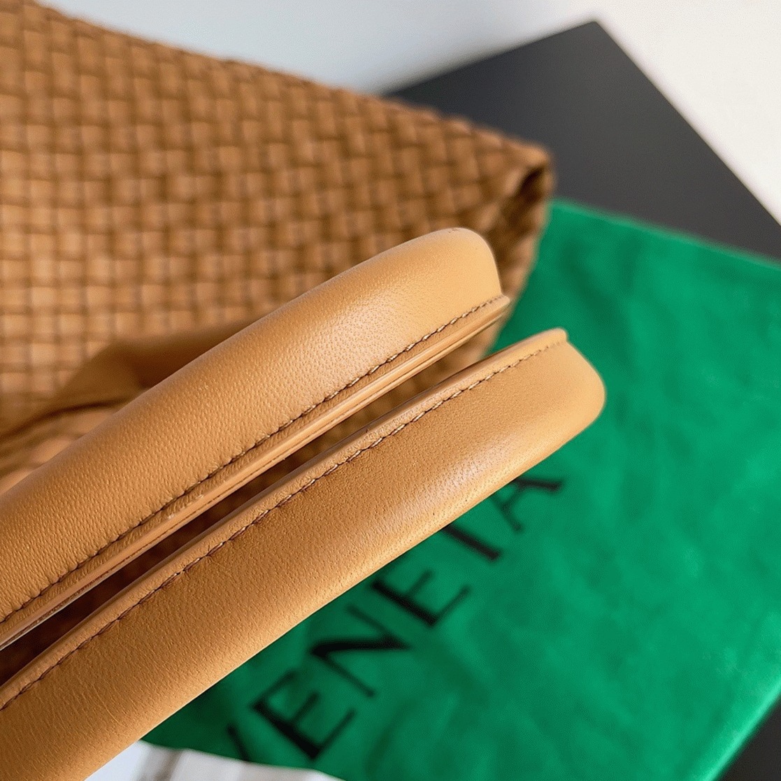 Top Quality Fake B0tt*ga Ven*ta Cabat Medium Bag In Caramel Intrecciato Lambskin