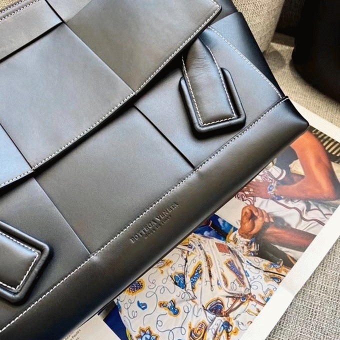 Top Quality Replica B0tt*ga Ven*ta Arco Medium Bag In Black Intrecciato Calfskin