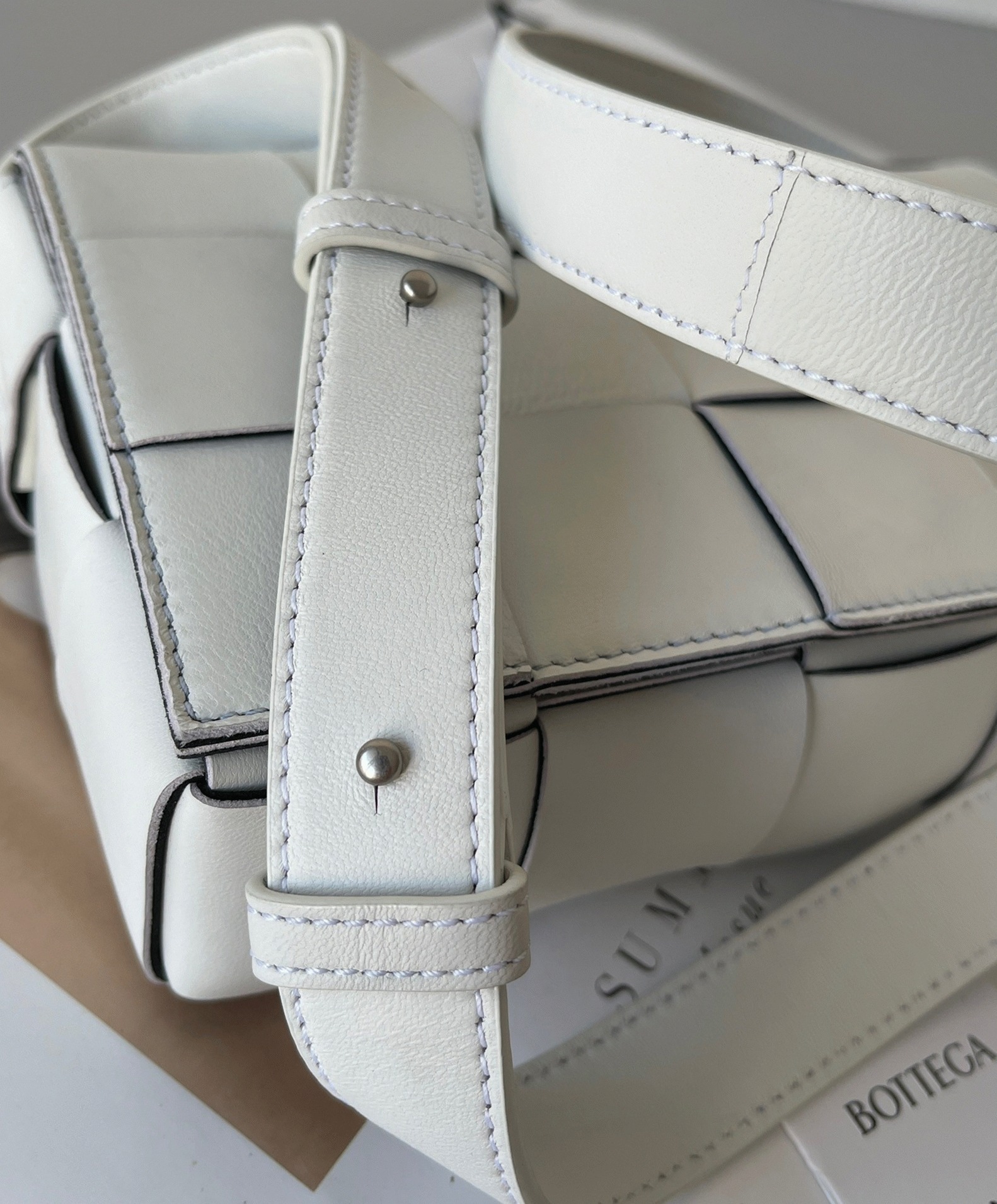 Top Quality Replica B0tt*ga Ven*ta Cassett Bag In White