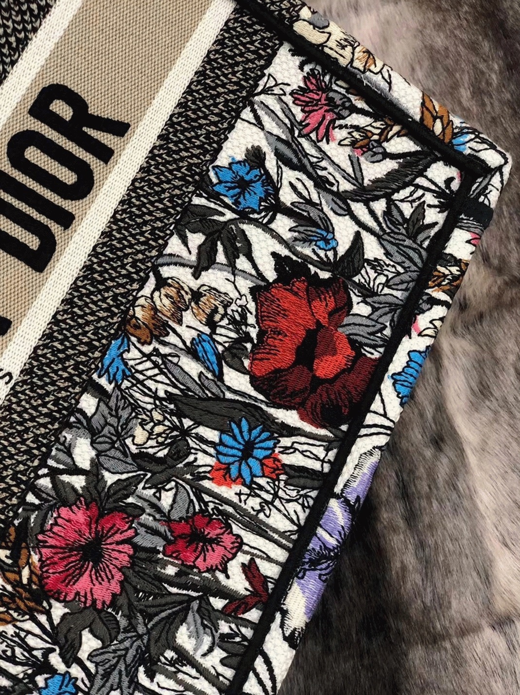 D10r Medium Book Tote Bag Imitation in Multicolor Mille Fleurs Embroidery