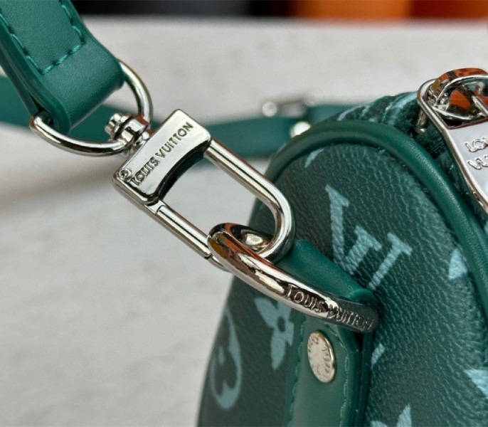 L0vis Vvtt0n Monogram Heritage Canvas Keepall Bandouliere 25 In Green