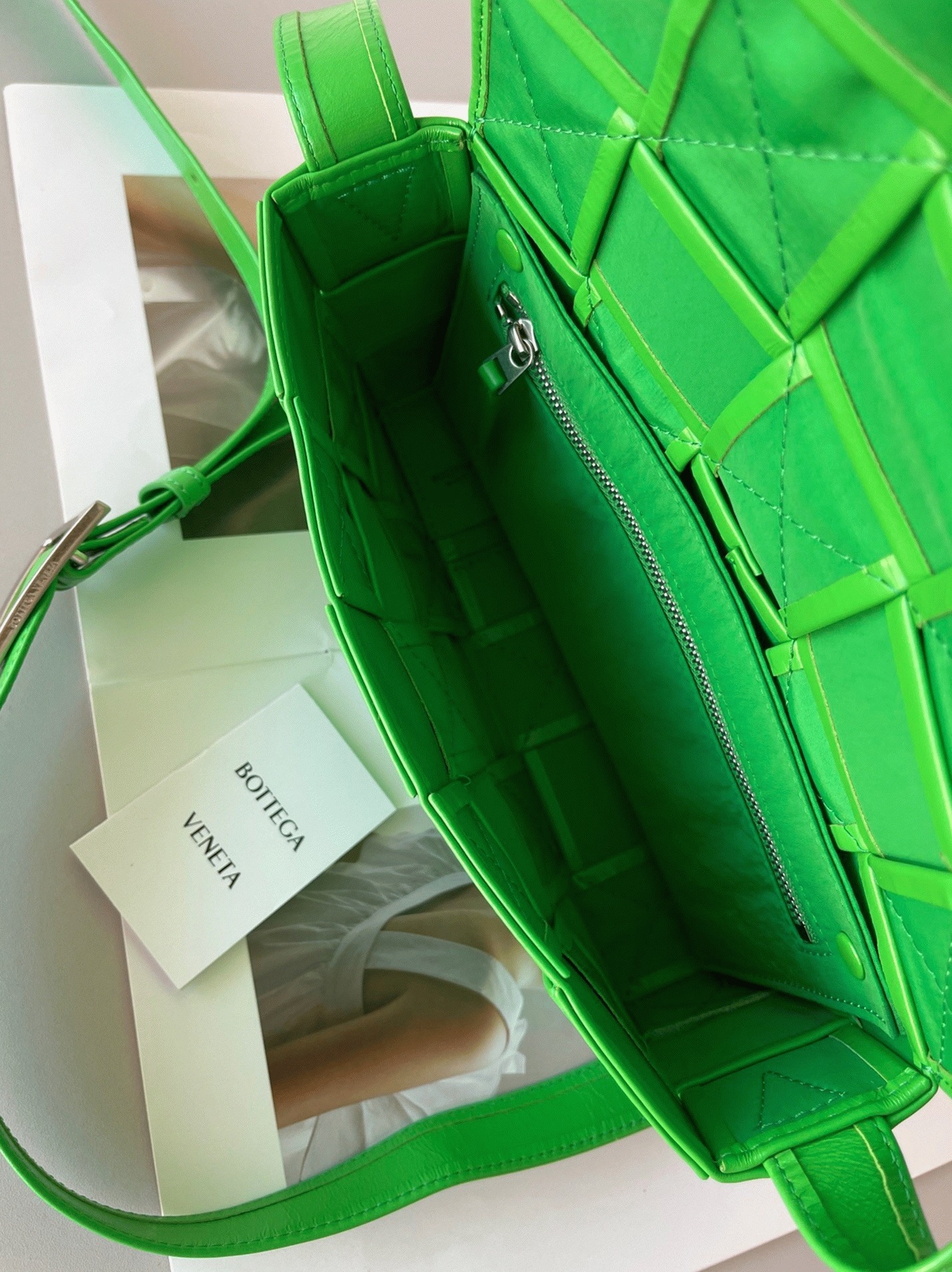 Top Quality Fake B0tt*ga Ven*ta Cassette Bag In Parakeet
