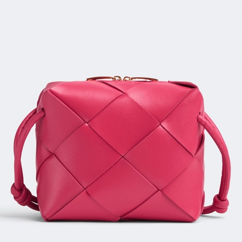 Replica B0tt*ga Ven*ta Mini Cassette Camera Bag Cranberry