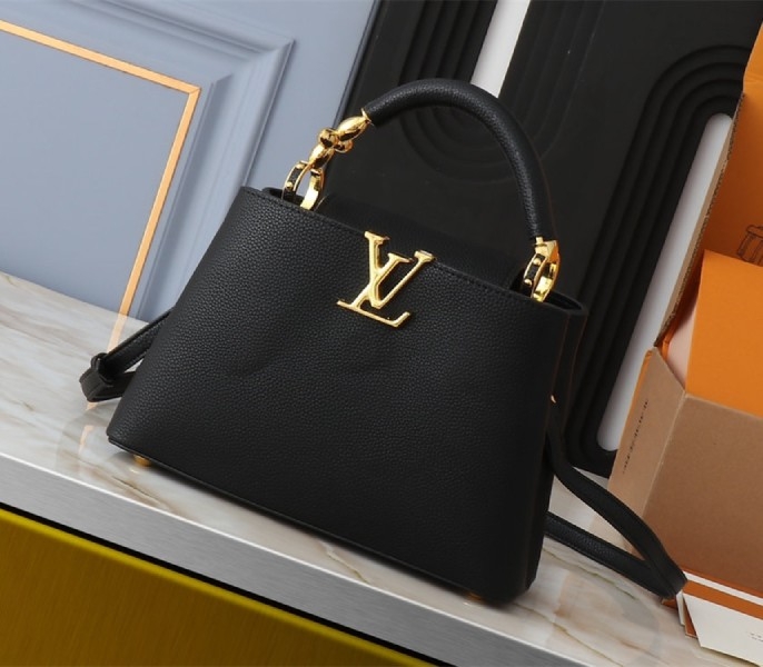 L0vis Vvtt0n Capucines BB Handbag In Black
