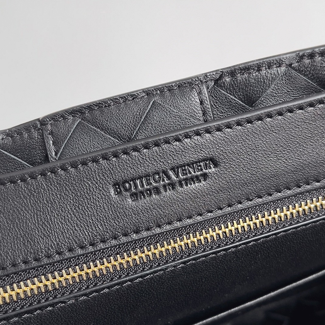 Fake B0tt*ga Ven*ta Small Andiamo Bag Black