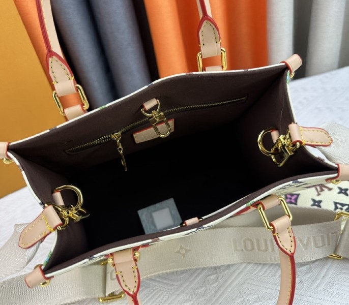 L0vis Vvtt0n Monogram Craggy Onthego PM Tote In Vanilla