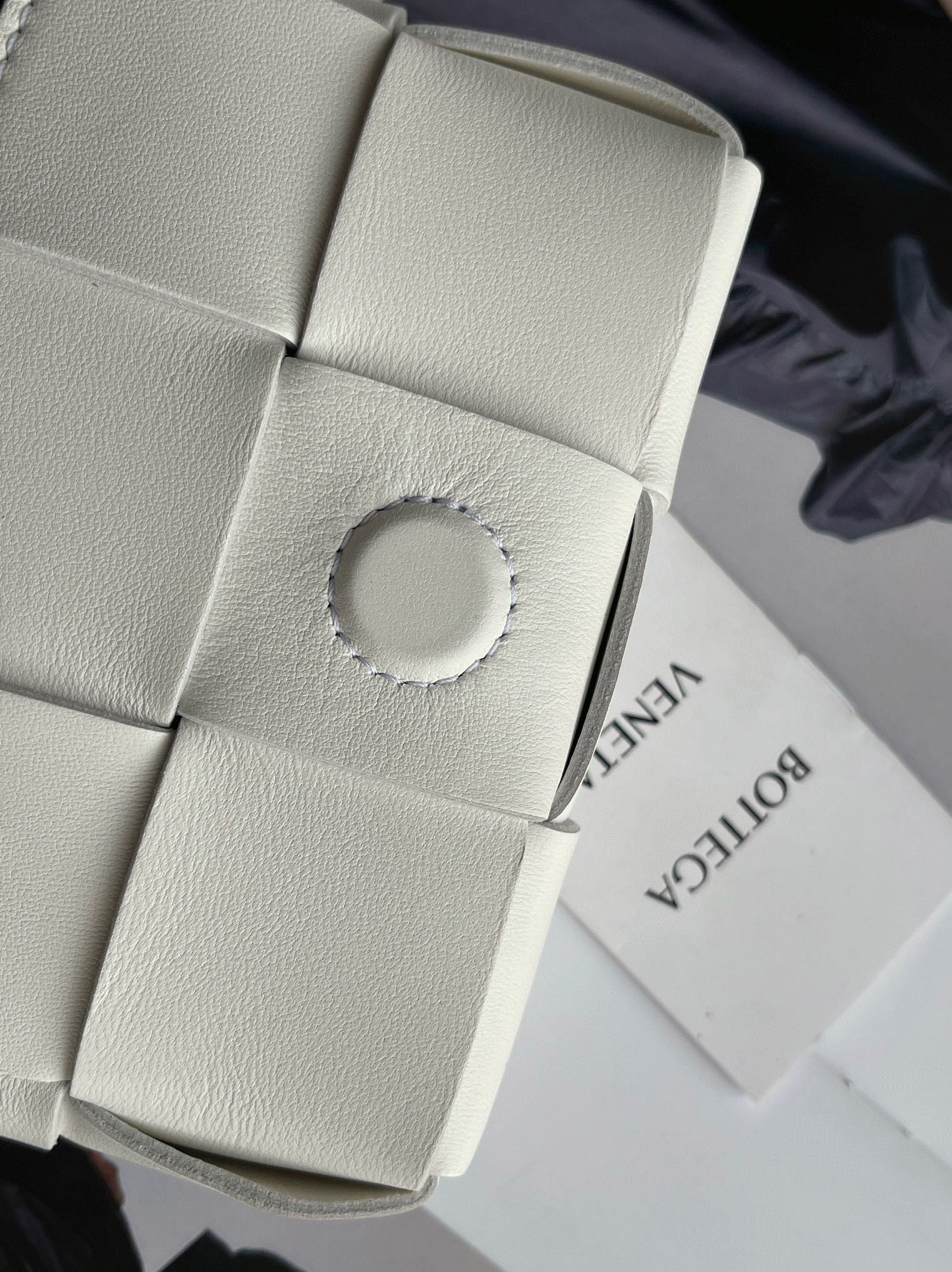 Top Quality Imitation B0tt*ga Ven*ta Candy Cassette Bag In White
