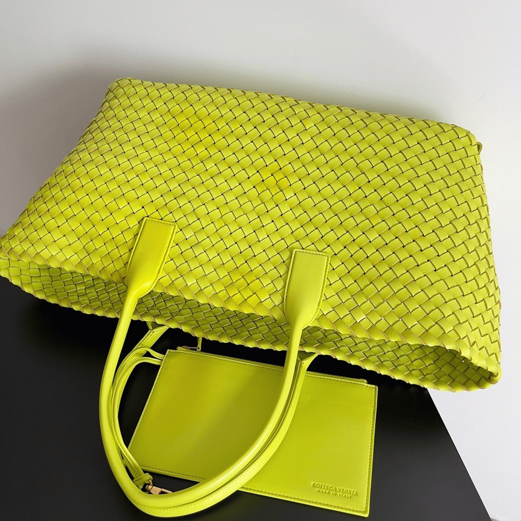 Top Quality Knockoff B0tt*ga Ven*ta Cabat Large Bag In Acid Kiwi Intrecciato Lambskin