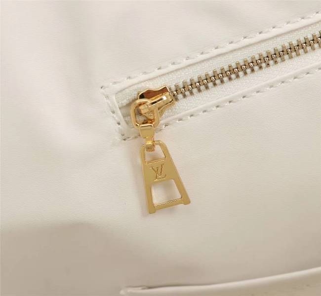 L0vis Vvtt0n Monogram Empreinte Giant Onthego GM Tote In Cream