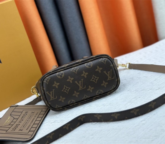 L0vis Vvtt0n Neverfull Bandouliere Inside Out BB Tote In Monogram Canvas And Khaki Green Leather